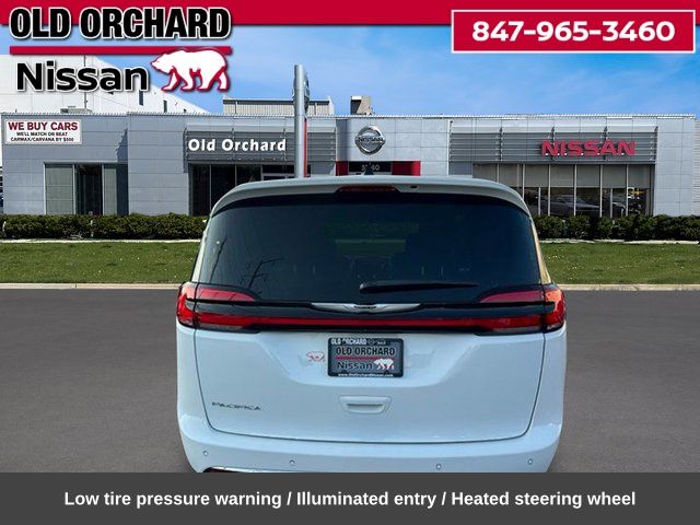 2024 Chrysler Pacifica Touring — photo 7 of 22