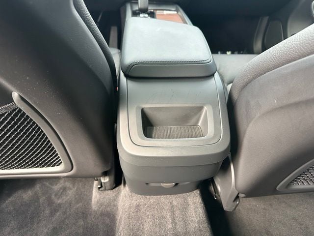 2024 Volvo XC60 B5 Plus Dark Theme — photo 18 of 29