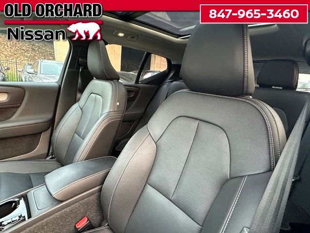 2025 Volvo XC40 B5 Plus Dark Theme — photo 11 of 22