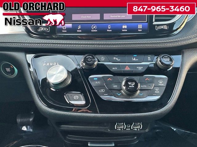 2024 Chrysler Pacifica Touring — photo 18 of 22