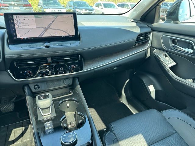 2024 Nissan Rogue Platinum — photo 18 of 30
