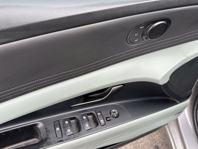 2025 Hyundai Elantra Hybrid Limited — photo 18 of 26