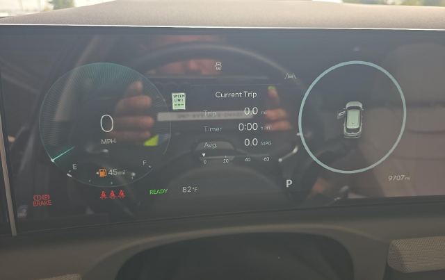2025 Hyundai Tucson Hybrid Limited — photo 8 of 8