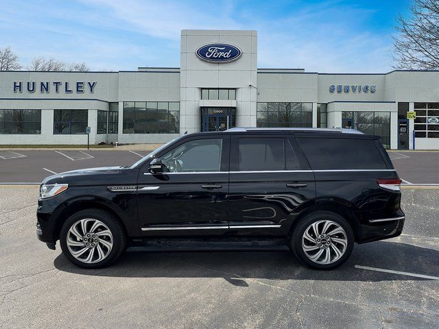 2022 Lincoln Navigator Reserve — photo 7 of 36