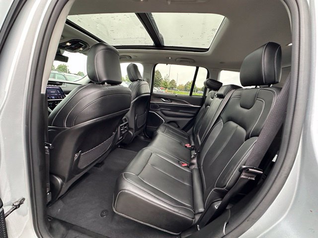 2023 Jeep Grand Cherokee Limited — photo 16 of 36