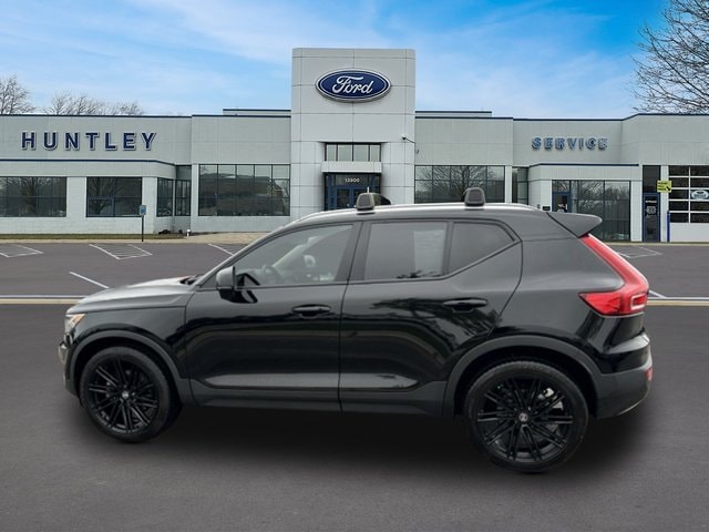 2021 Volvo XC40 Momentum — photo 6 of 28