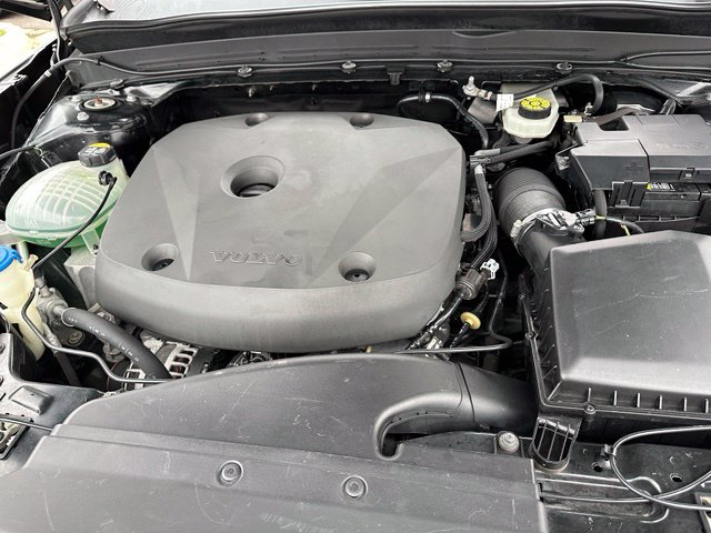 2021 Volvo XC40 Momentum — photo 8 of 28