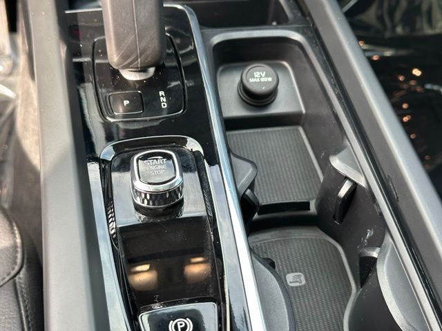 2024 Volvo XC60 B5 Plus Dark Theme — photo 25 of 29