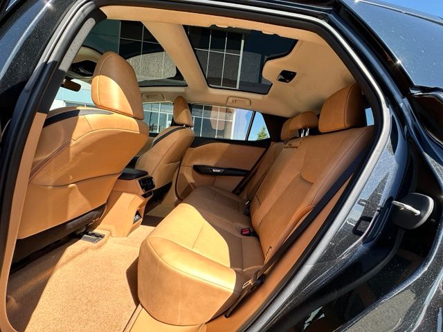 2023 LEXUS RZ 450e Premium — photo 17 of 32