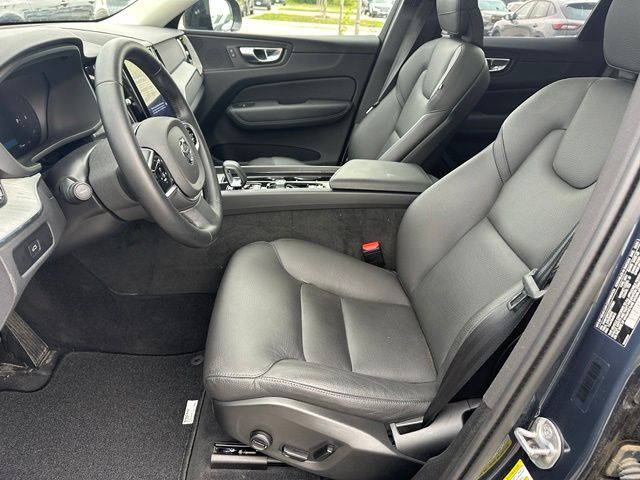 2025 Volvo XC60 B5 Plus — photo 20 of 32