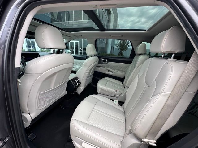 2023 Kia Sorento Hybrid EX — photo 18 of 37