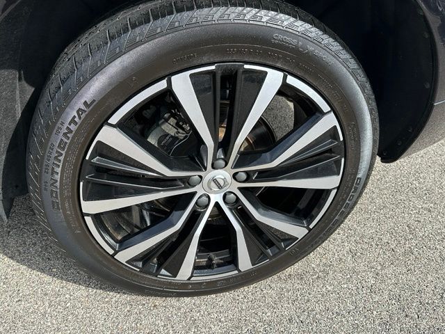 2024 Volvo XC60 B5 Plus Dark Theme — photo 8 of 29