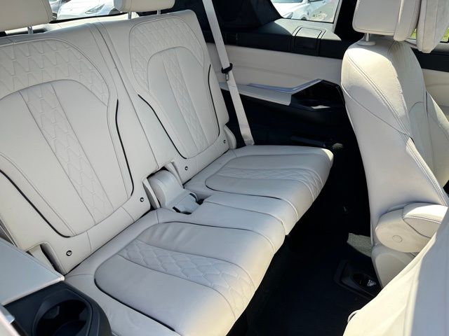 2021 BMW X7 M50i — photo 14 of 31