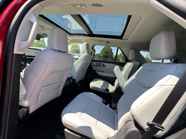 2025 Ford Explorer Platinum — photo 17 of 38