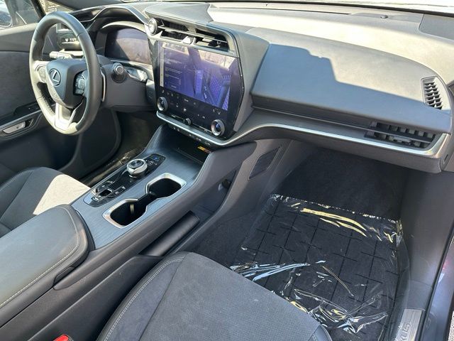 2023 LEXUS RZ 450e Luxury — photo 11 of 32