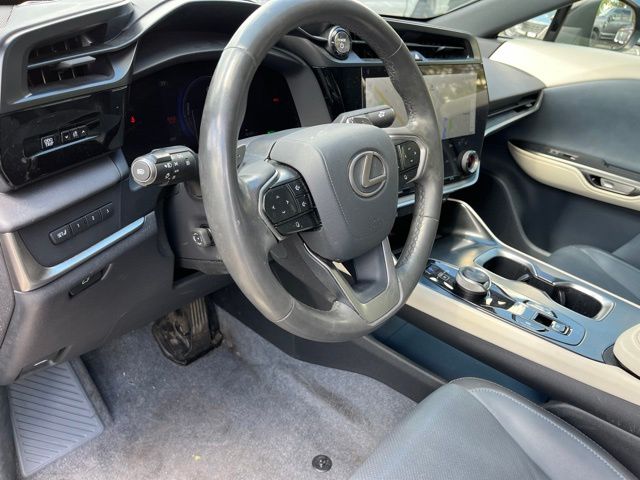 2023 LEXUS RZ 450e Premium — photo 19 of 27