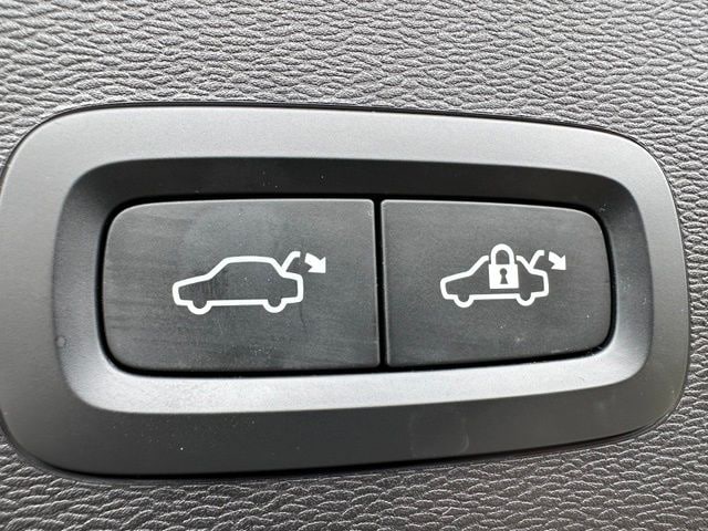 2023 Volvo C40 Recharge Pure Electric Ultimate — photo 14 of 34
