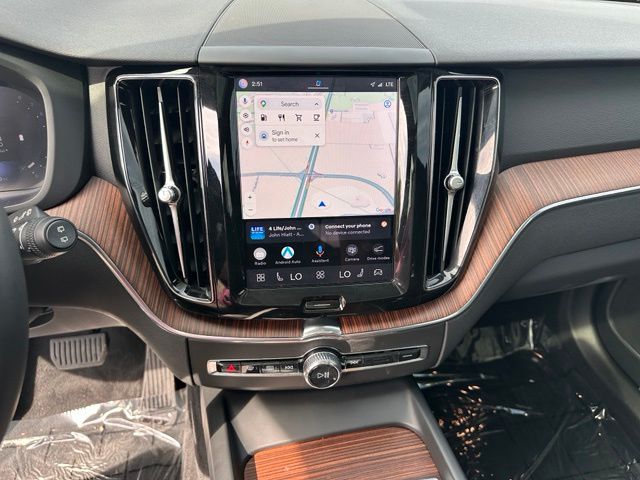 2024 Volvo XC60 B5 Plus Dark Theme — photo 24 of 29