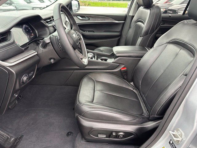 2023 Jeep Grand Cherokee Limited — photo 21 of 36