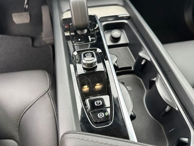 2025 Volvo XC60 B5 Plus — photo 23 of 32
