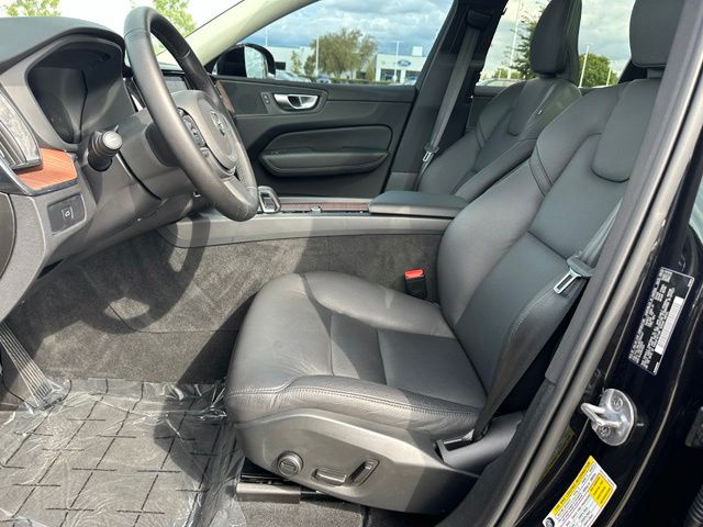 2024 Volvo XC60 B5 Plus Dark Theme — photo 21 of 29