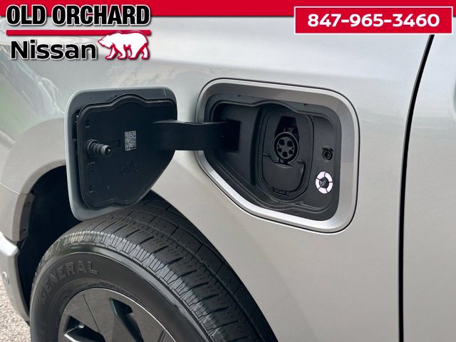 2023 Ford F-150 Lightning Lariat — photo 11 of 24