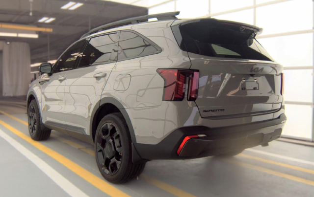 2025 Kia Sorento X-Line SX Prestige — photo 4 of 10