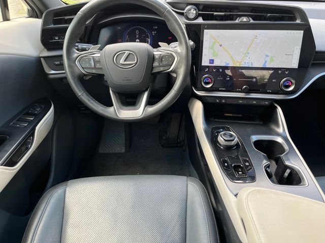 2023 LEXUS RZ 450e Premium — photo 15 of 27