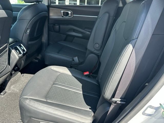 2023 Kia Sorento Hybrid EX — photo 15 of 31