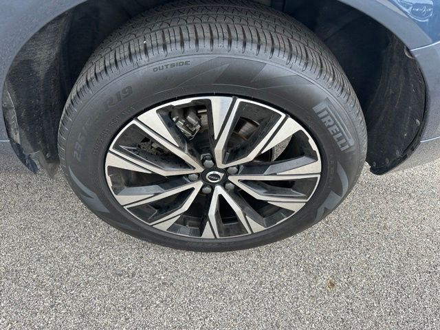 2025 Volvo XC60 B5 Plus — photo 8 of 32