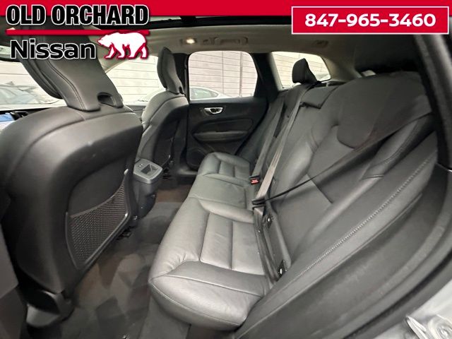 2025 Volvo XC60 B5 Plus — photo 13 of 22