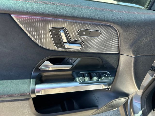 2023 Mercedes-Benz EQB 300 — photo 18 of 27
