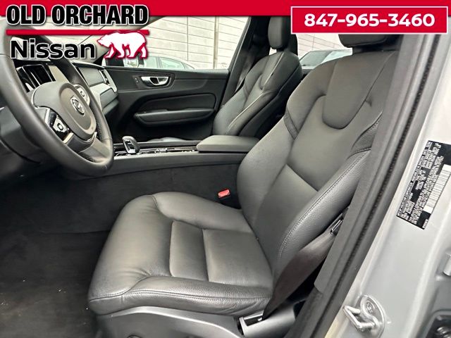 2025 Volvo XC60 B5 Plus — photo 10 of 22