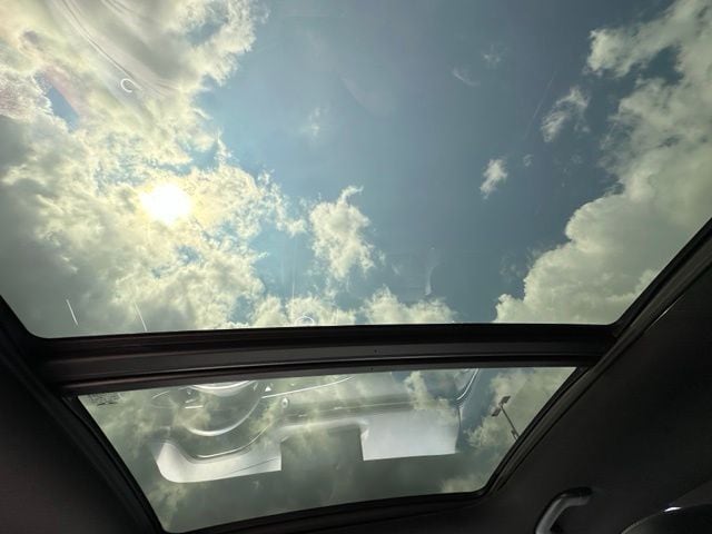 2025 Genesis GV70 2.5T — photo 17 of 43