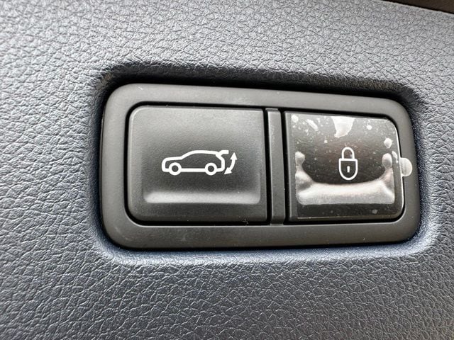 2023 Genesis GV70 2.5T — photo 13 of 37