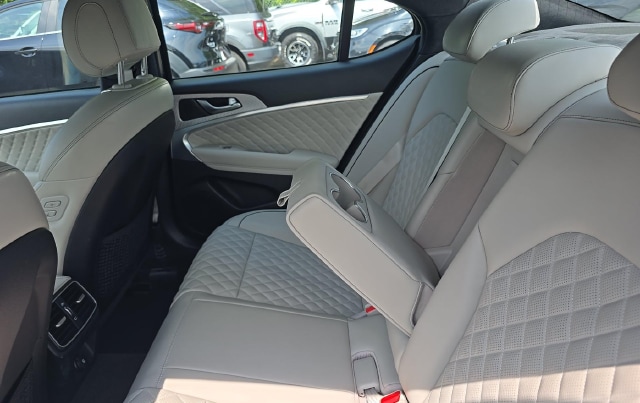 2023 Genesis G70 3.3T — photo 10 of 11