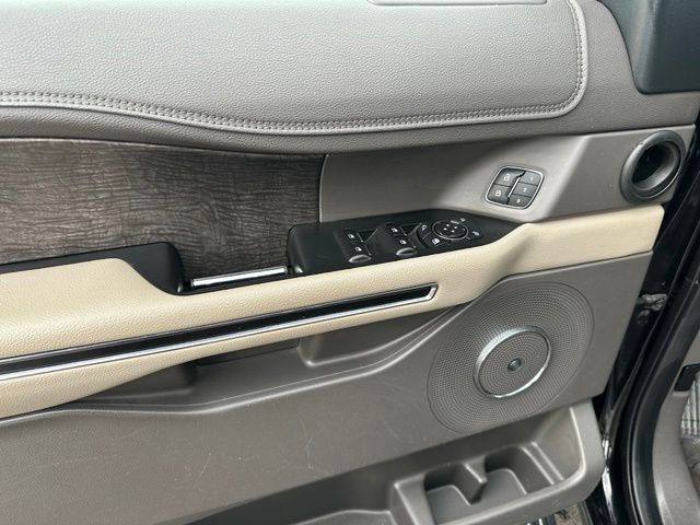 2021 Ford Expedition Limited — photo 24 of 38