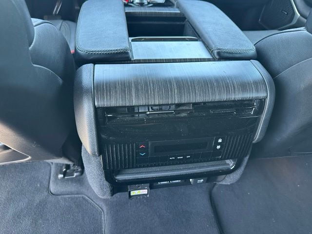 2024 Jeep Wagoneer L Series II — photo 18 of 30