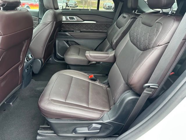 2025 Ford Explorer Platinum — photo 16 of 34