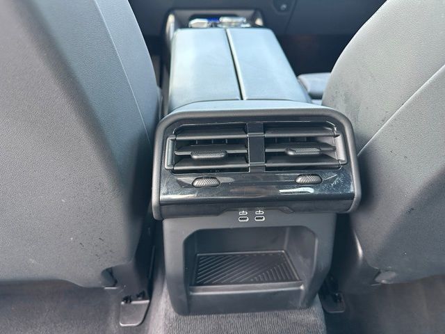 2025 BMW 5 Series 530i xDrive — photo 16 of 27