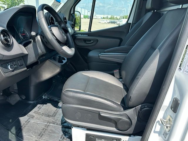 2025 Mercedes-Benz Sprinter 2500 Cargo 144 WB — photo 15 of 26