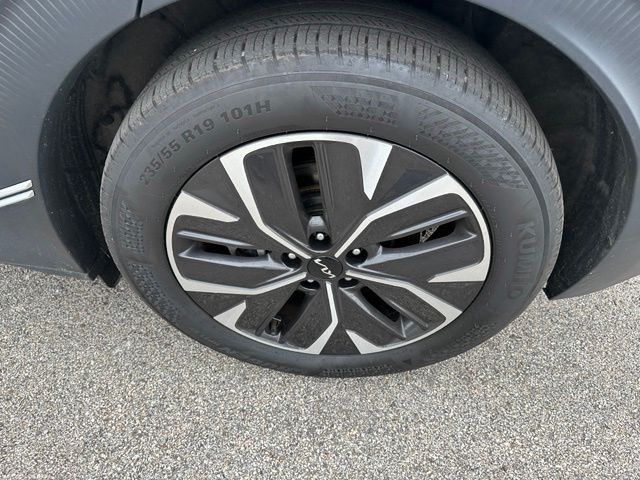 2024 Kia EV6 Light — photo 8 of 25