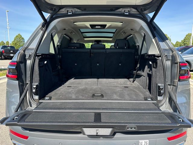 2024 BMW X7 xDrive40i — photo 12 of 48