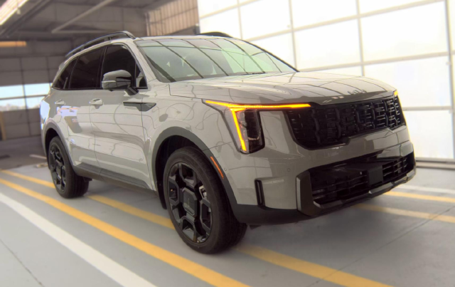 2025 Kia Sorento X-Line SX Prestige — photo 2 of 10