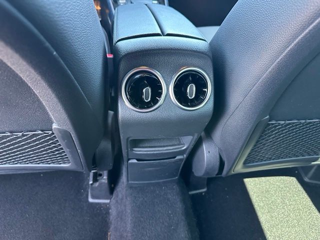 2022 Mercedes-Benz GLB GLB 35 AMG® — photo 18 of 34