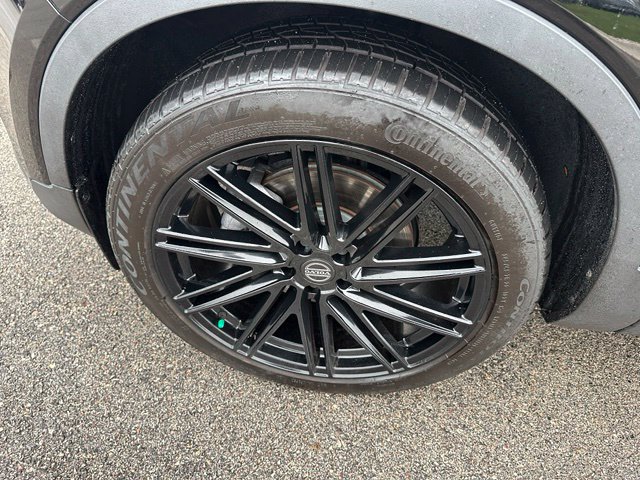 2021 Volvo XC40 Momentum — photo 7 of 28