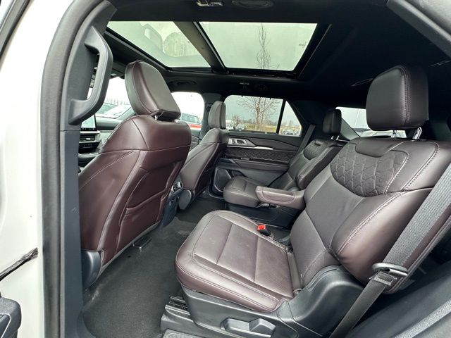 2025 Ford Explorer Platinum — photo 17 of 34