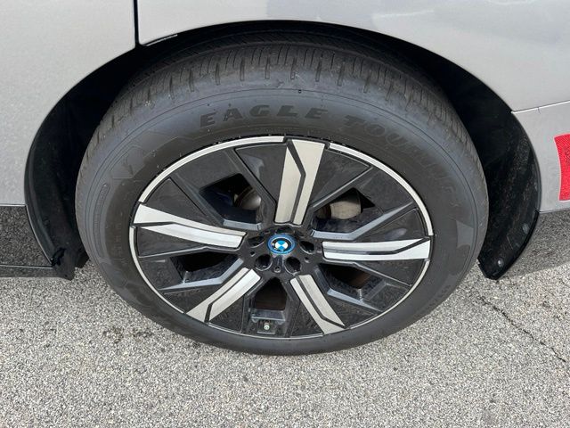2023 BMW iX M60 — photo 8 of 32