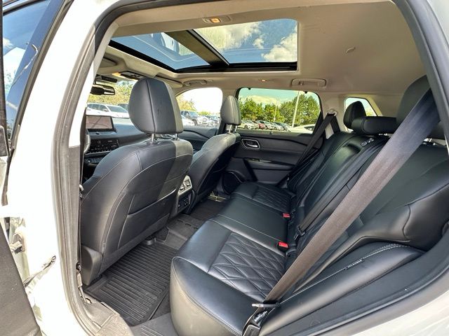 2024 Nissan Rogue Platinum — photo 14 of 30