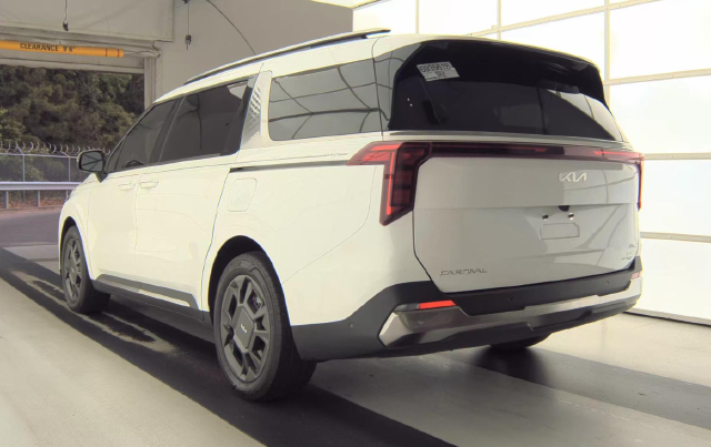 2025 Kia Carnival Hybrid SX — photo 4 of 11